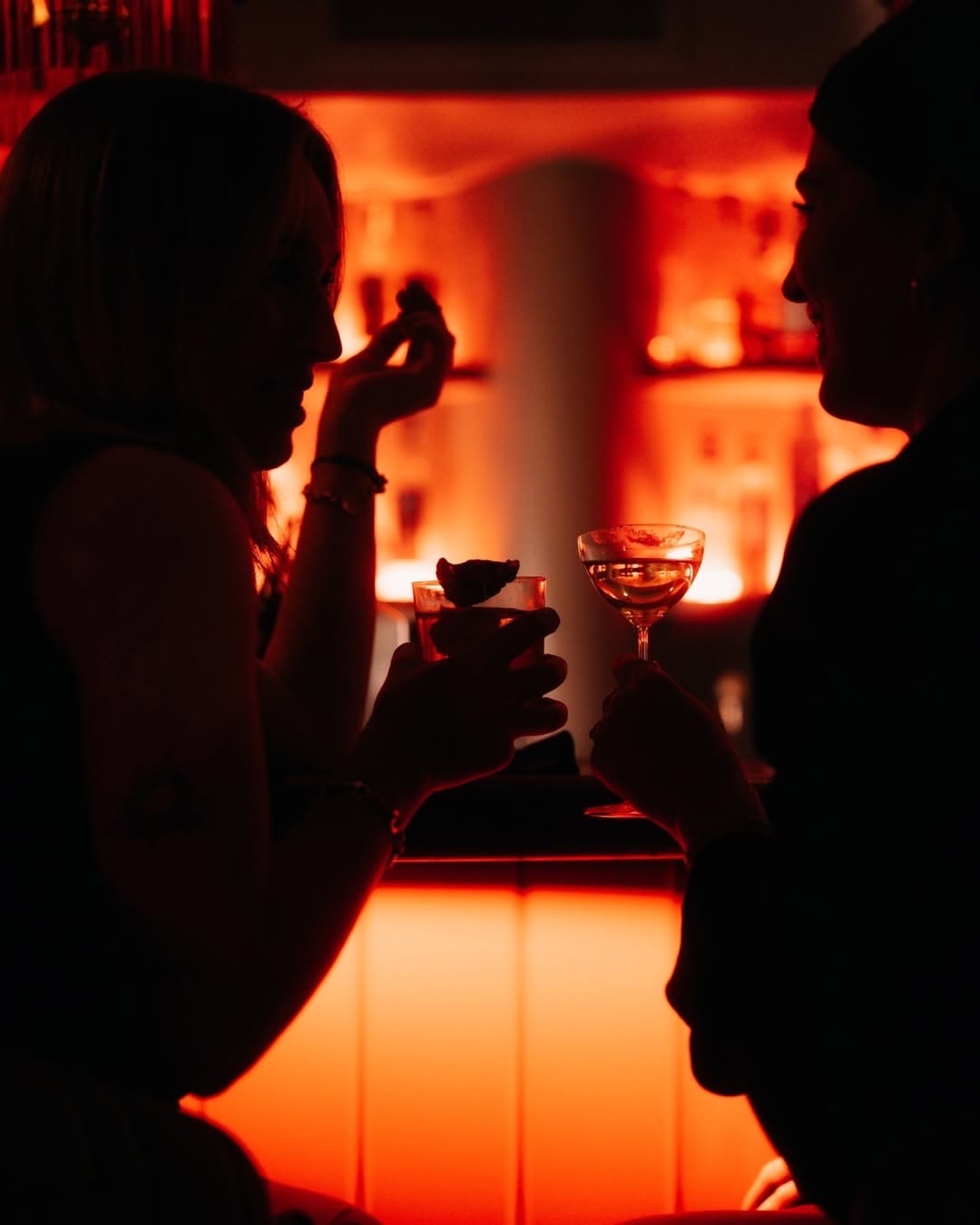 Deux personnes qui discutent au bar